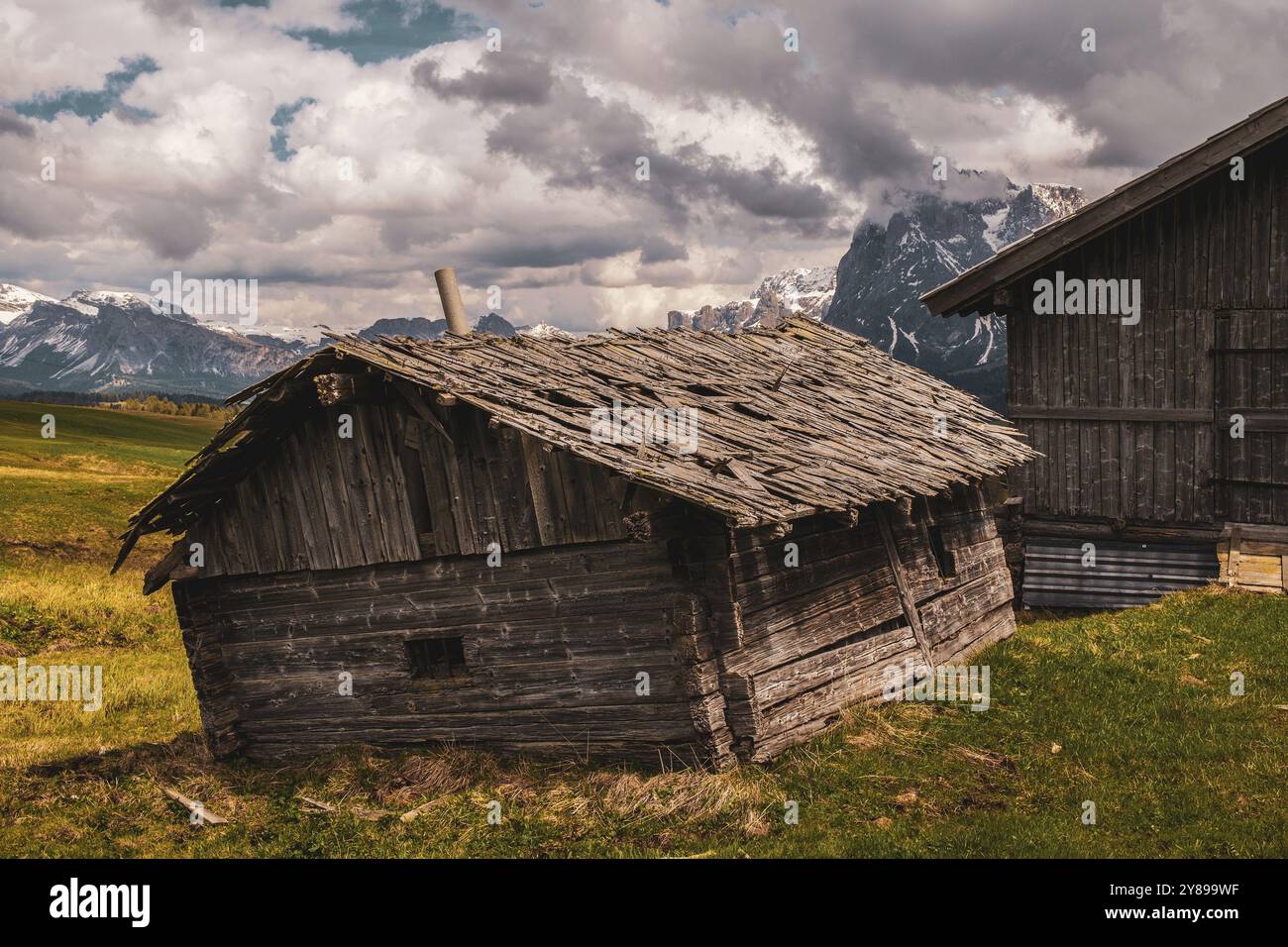 Vecchia capanna in legno sull'Alpe di Siusi nelle Dolomiti in alto Adige, Italia, Europa Foto Stock