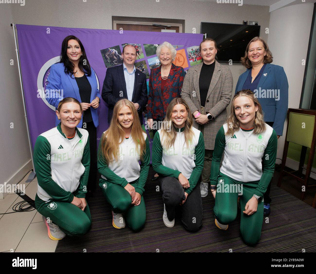 (Seconda fila, da sinistra) Vice primo Ministro Emma Little-Pengelly, Ministro delle Comunità Gordon Lyons, Dame Mary Peters, Ministro degli Junior Aisling Reilly, deputato laburista per Putney e Ministro dell'Irlanda del Nord Fleur Anderson, con gli atleti durante un evento di ritorno a casa alla SSE Arena di Belfast per gli atleti olimpici e paralimpici dell'Irlanda del Nord. Data foto: Giovedì 3 ottobre 2024. Foto Stock