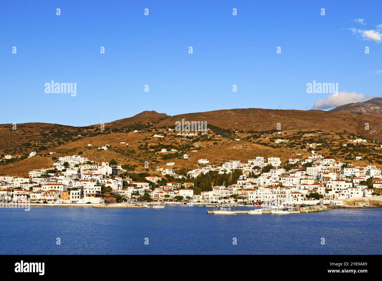 Il pittoresco villaggio di Batsi ad Andros, Grecia, Europa Foto Stock