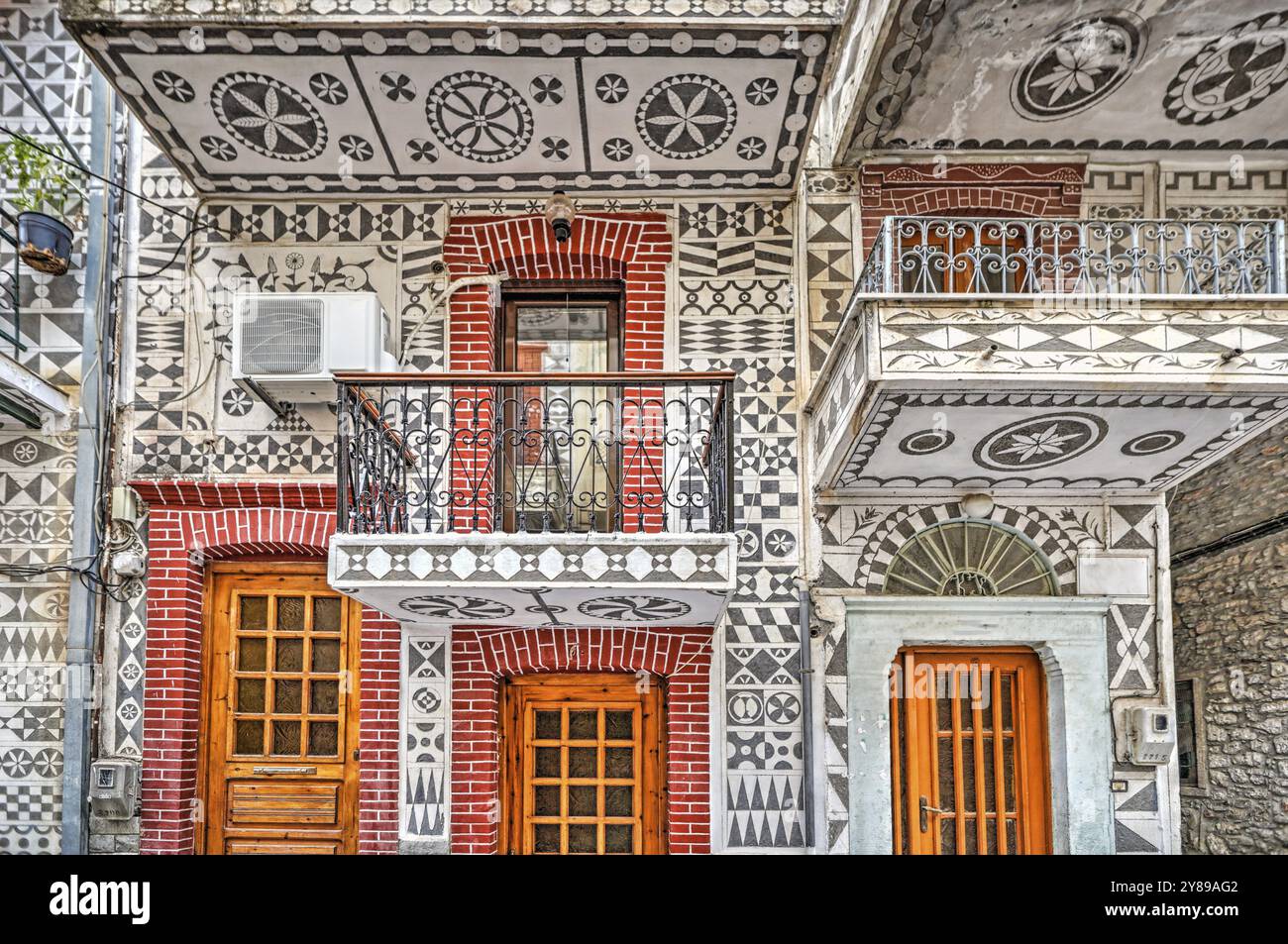 Case tradizionali decorate con i famosi motivi geometrici graffi nel villaggio medievale di Pyrgi sull'isola di Chios, Grecia, Europa Foto Stock