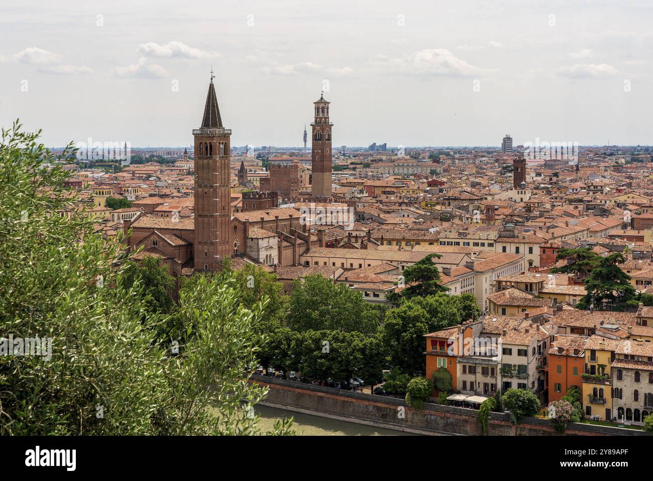 Vista panoramica della città vecchia di Verona in Italia Foto Stock