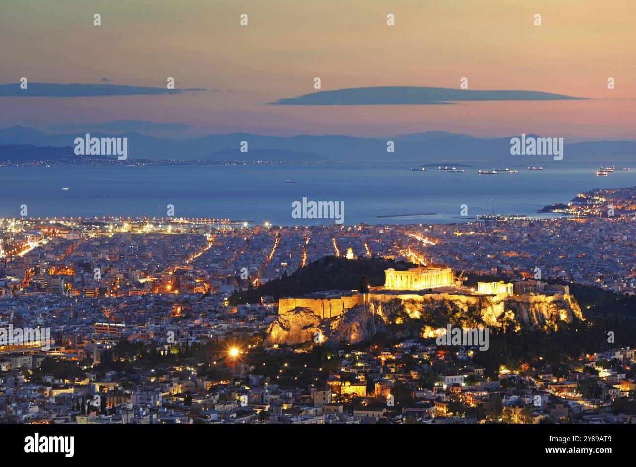 Atene dopo il tramonto con vista sul Partenone sull'Acropoli e sulle isole Saroniche in Grecia Foto Stock