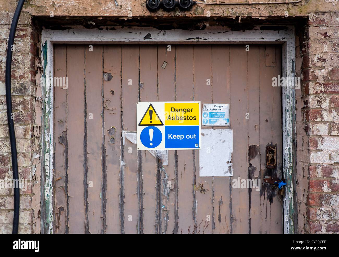 Cartelli segnaletici per amianto, campus di Bletchley Park, Milton Keynes, Regno Unito Foto Stock
