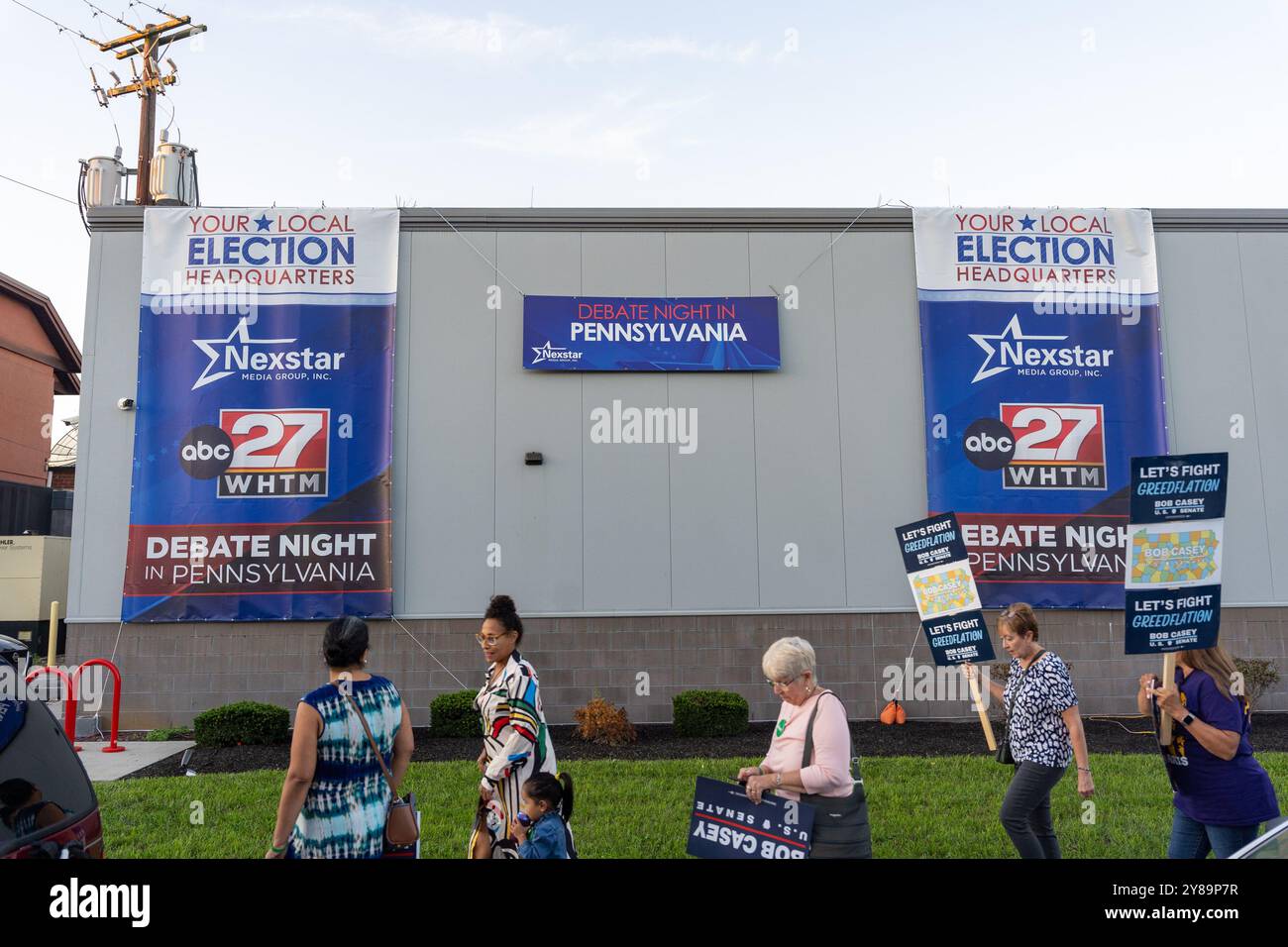 Harrisburg, Pennsylvania, Stati Uniti. 3 ottobre 2024. Le persone si radunano fuori dai WHTM/ABC27 Studios ad Harrisburg in vista del dibattito del Senato della Pennsylvania. (Credit Image: © Nathan Morris/ZUMA Press Wire) SOLO PER USO EDITORIALE! Non per USO commerciale! Foto Stock