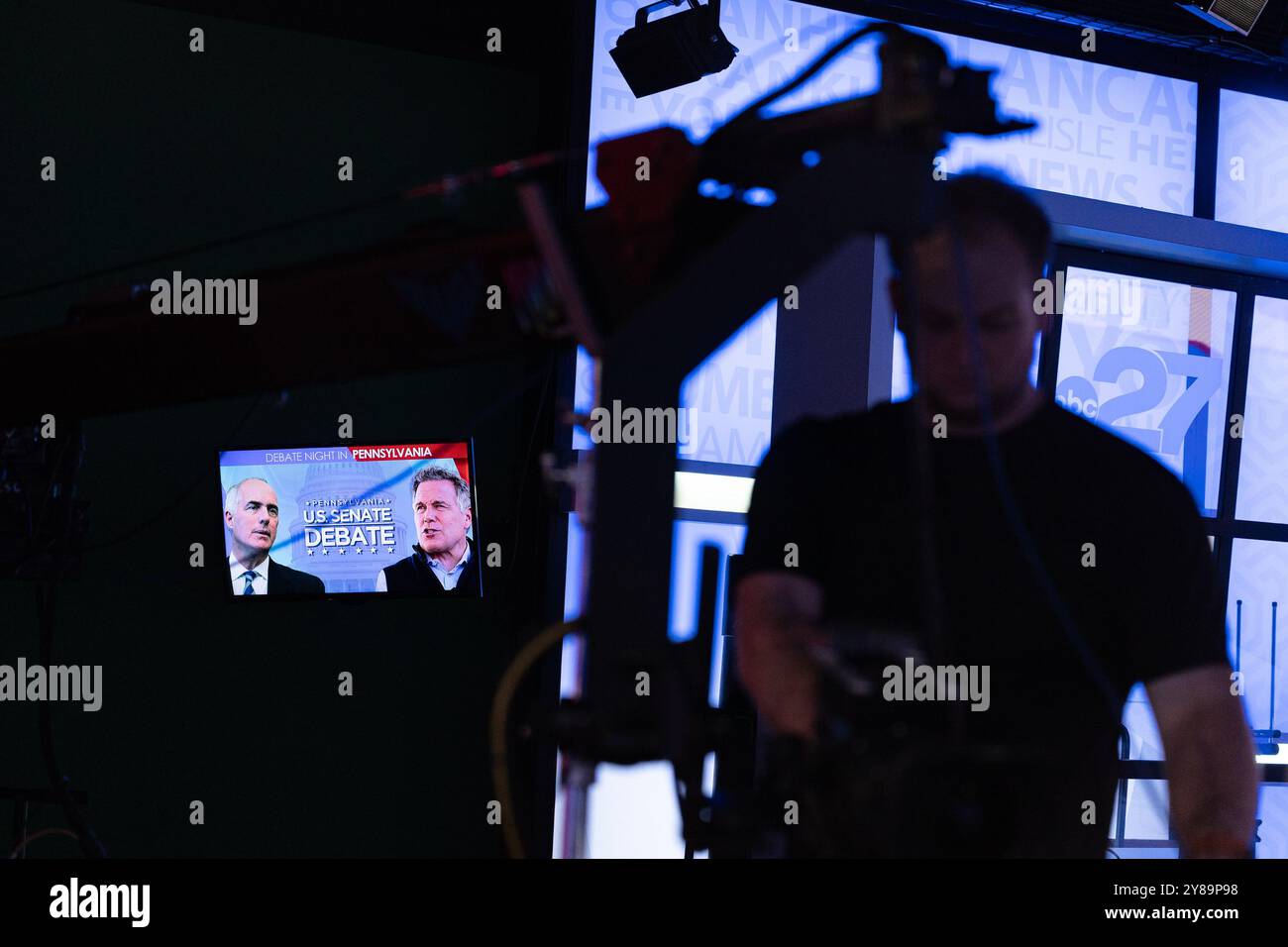 Harrisburg, Pennsylvania, Stati Uniti. 3 ottobre 2024. Una grafica del dibattito del Senato degli Stati Uniti della Pennsylvania rimane su un monitor all'interno dello studio WHTM/ABC27 Studios di Harrisburg. (Credit Image: © Nathan Morris/ZUMA Press Wire) SOLO PER USO EDITORIALE! Non per USO commerciale! Foto Stock