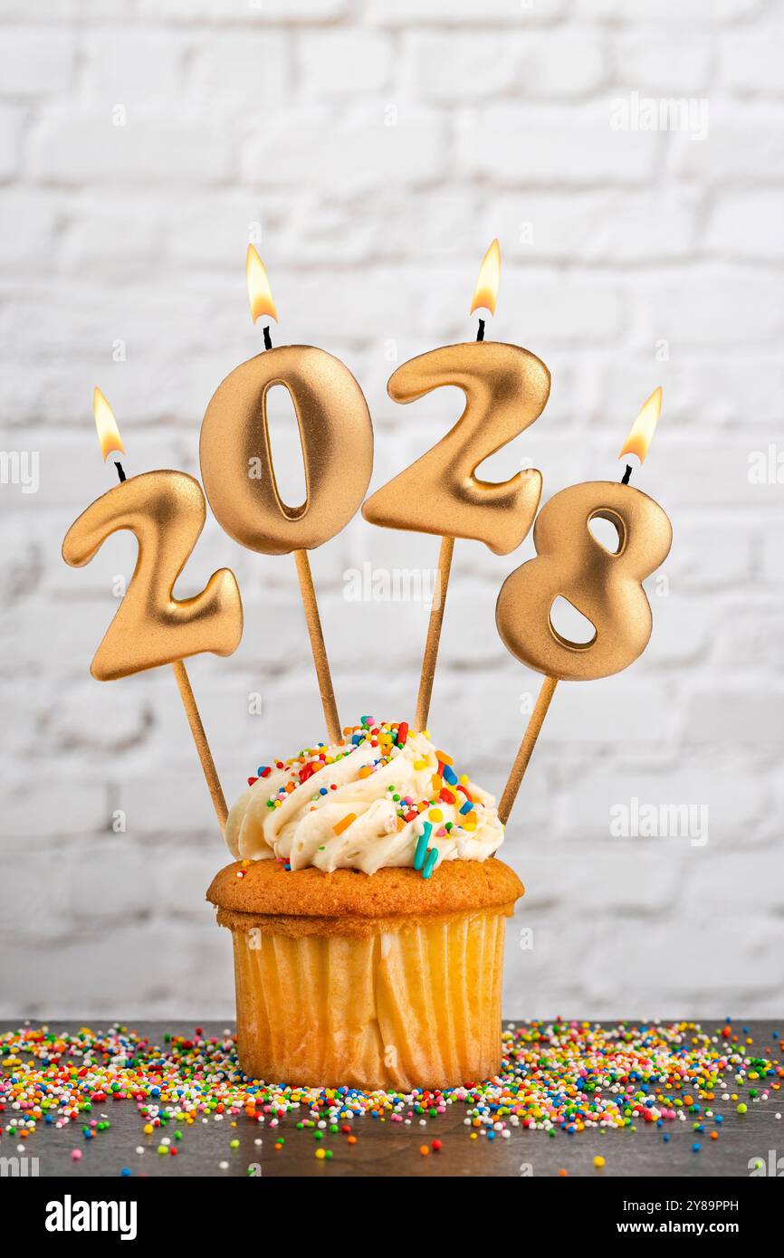 Felice anno nuovo 2028 - candele sotto forma di numeri illuminati Foto Stock