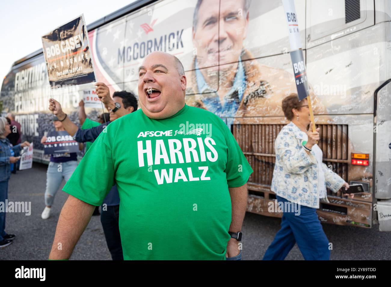 Harrisburg, Pennsylvania, Stati Uniti. 3 ottobre 2024. Un sostenitore di Harris-Walz grida "Bob Casey" al di fuori dell'autobus della campagna elettorale del candidato repubblicano Dave McCormick davanti al dibattito del Senato della Pennsylvania agli studi WHTM/ABC27 di Harrisburg. (Credit Image: © Nathan Morris/ZUMA Press Wire) SOLO PER USO EDITORIALE! Non per USO commerciale! Foto Stock