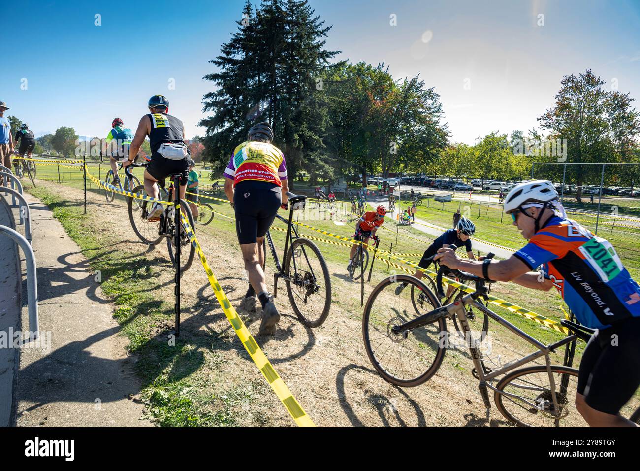 WASHINGTON - StarCrossed Cyclocross Race al Marymoor Park di Redmond, i piloti sono costretti a camminare in un angolo congestionato del percorso. Foto Stock