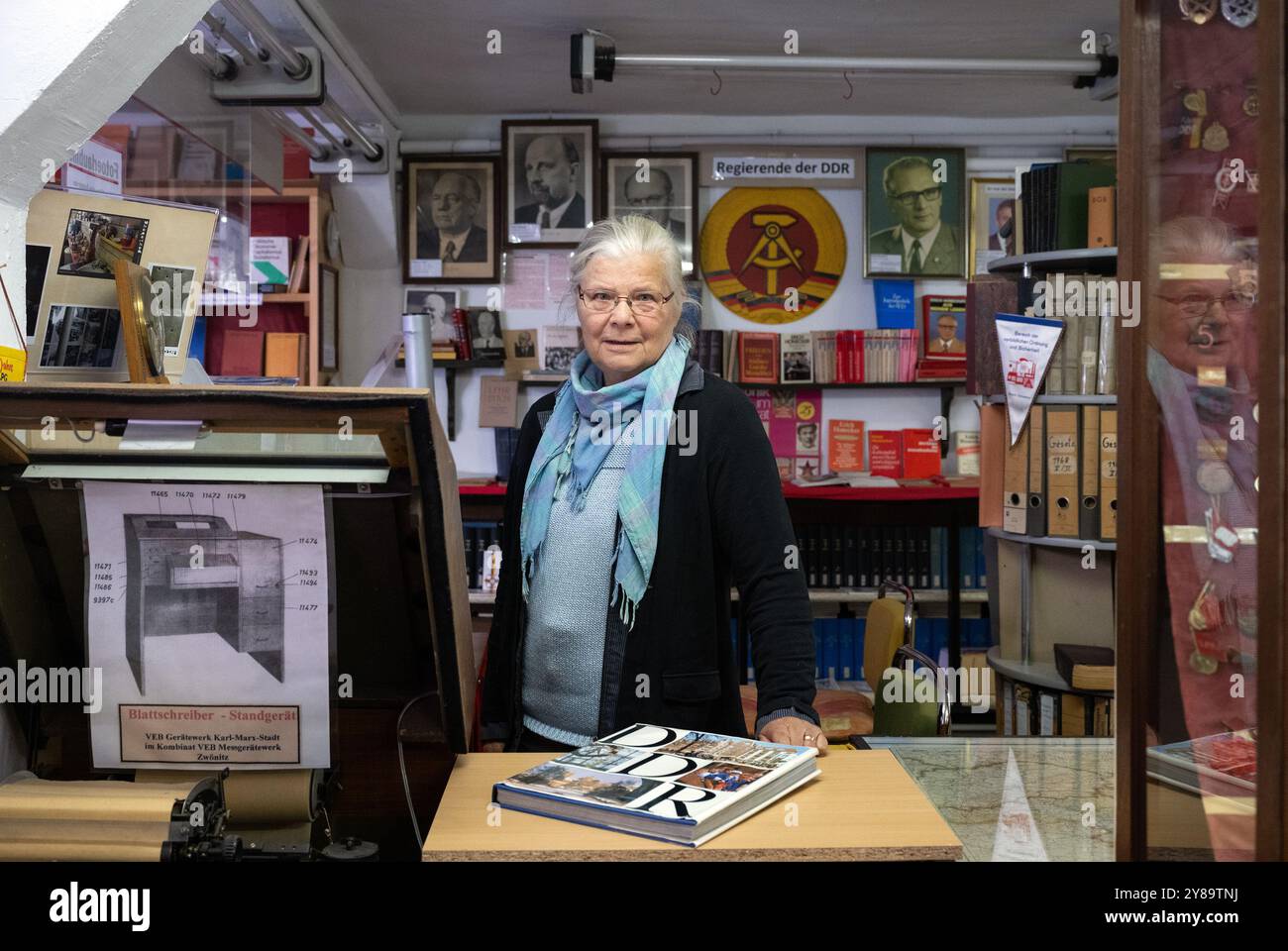 30 settembre 2024, Brandeburgo, Perleberg: Il direttore del museo Gisela Freimark si trova accanto a una macchina telex del VEB Gerätewerk Karl-Marx-Stadt nel Museo di storia della RDT di Perleberg. Sullo sfondo ci sono le foto dei capi di governo della RDT. Fondato nel 2003, il museo espone una vasta collezione di oggetti della vita quotidiana privata, sociale e politica nella RDT. (A 'più di 'Ostalgie': Il DDR Museum Perleberg, 75 anni dalla fondazione della RDT, 35 anni dalla caduta del muro' dal 04.10.2024) foto: Soeren Stache/dpa Foto Stock 30 settembre 2024, Brandeburgo, Perleberg: Il direttore del museo Gisela Freimark si trova accanto a una macchina telex del VEB Gerätewerk Karl-Marx-Stadt nel Museo di storia della RDT di Perleberg. Sullo sfondo ci sono le foto dei capi di governo della RDT. Fondato nel 2003, il museo espone una vasta collezione di oggetti della vita quotidiana privata, sociale e politica nella RDT. (A 'più di 'Ostalgie': Il DDR Museum Perleberg, 75 anni dalla fondazione della RDT, 35 anni dalla caduta del muro' dal 04.10.2024) foto: Soeren Stache/dpa Foto Stock