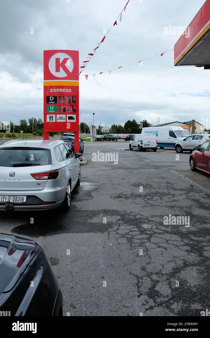 Segnaletica per la circolazione sul ciglio della strada Circle K benzina e benzina con costo al litro presso la stazione di servizio Dolan's a Ballinasloe, Galway, Irlanda. Foto Stock