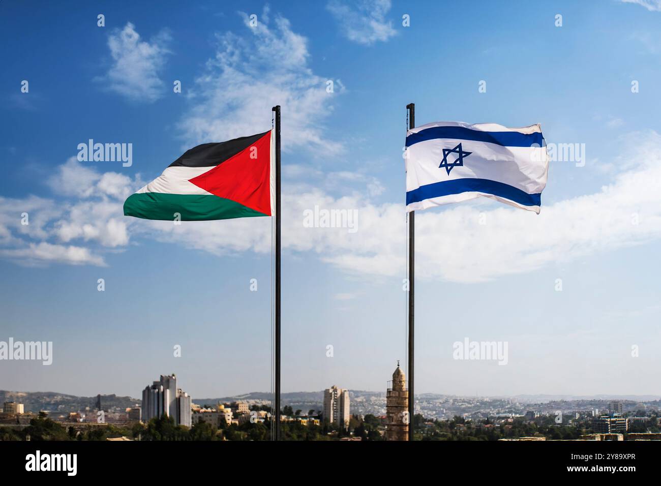 Bandiere di Palestina e Israele contro il cielo e la vecchia Gerusalemme. Due stati per due popoli. Concetto di soluzione a due stati. Proprietà separata di Gerusalemme. Foto Stock