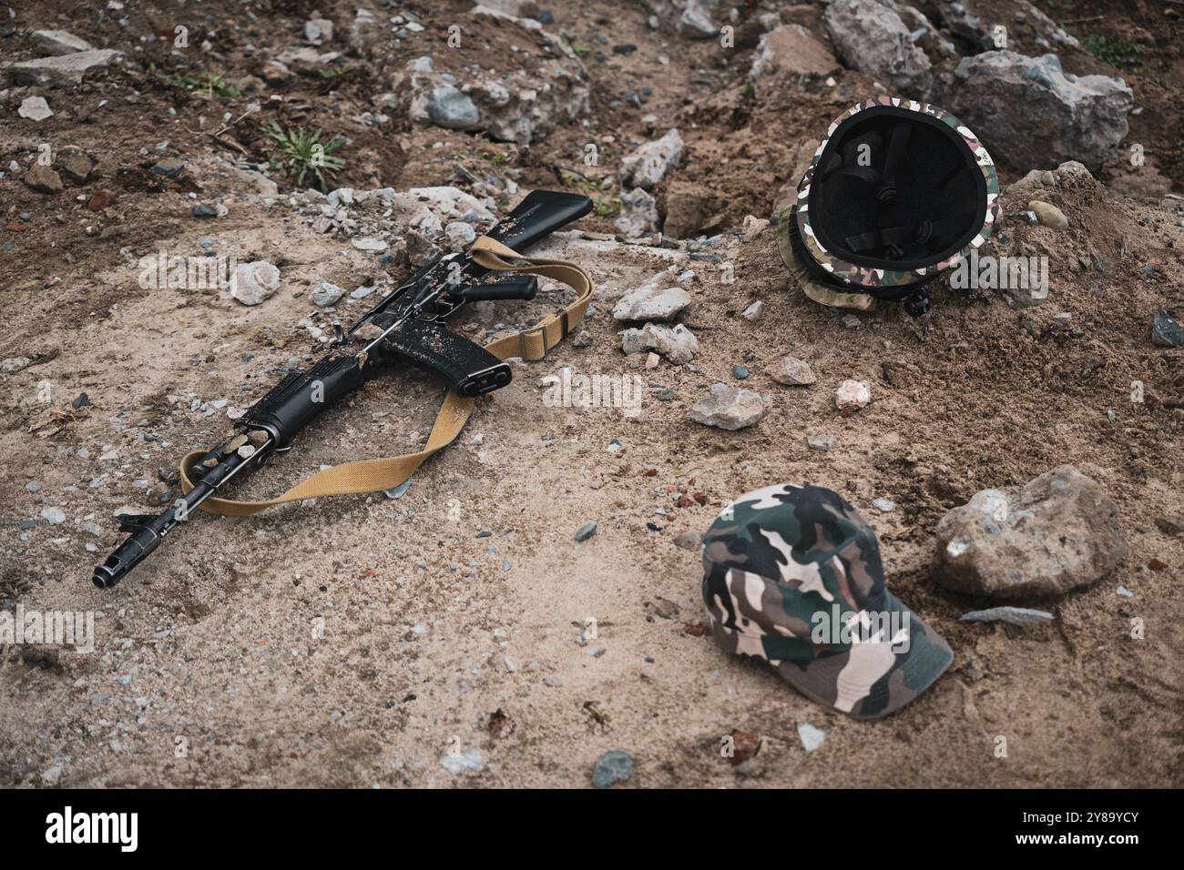 Fucile d'assalto Kalashnikov a terra. Armi da fuoco a terra. concetto di guerra Foto Stock