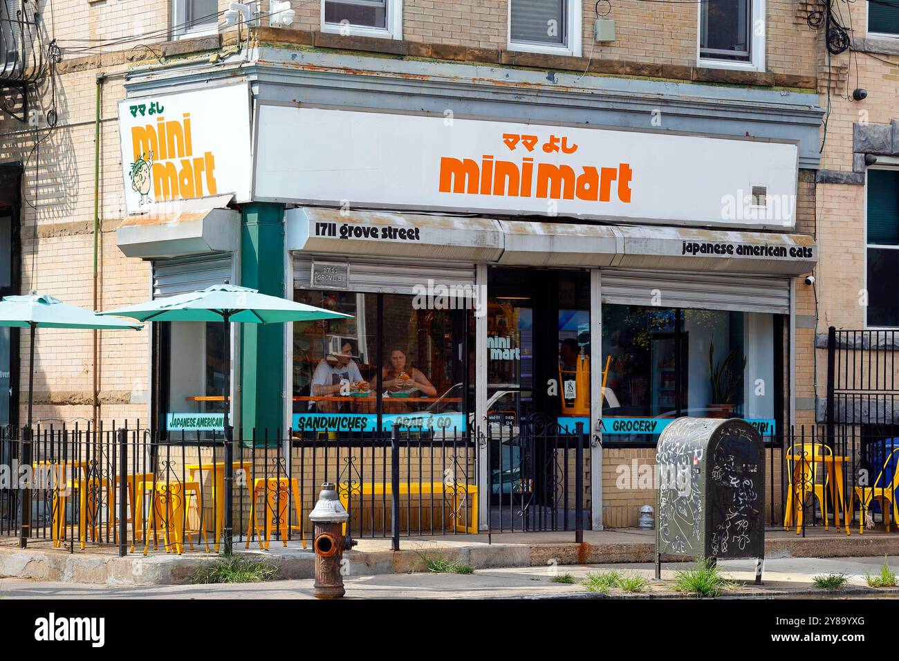 Mama Yoshi Mini Mart, 17-11 Grove St, Queens, New York. Foto del punto vendita di New York di un ristorante giapponese-americano a Ridgewood. Foto Stock