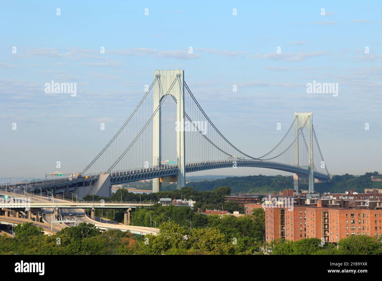 Verrazzano-Narrows Bridge, un ponte sospeso che collega Staten Island e Brooklyn sul Narrows tra il porto di New York e la baia di New York Foto Stock