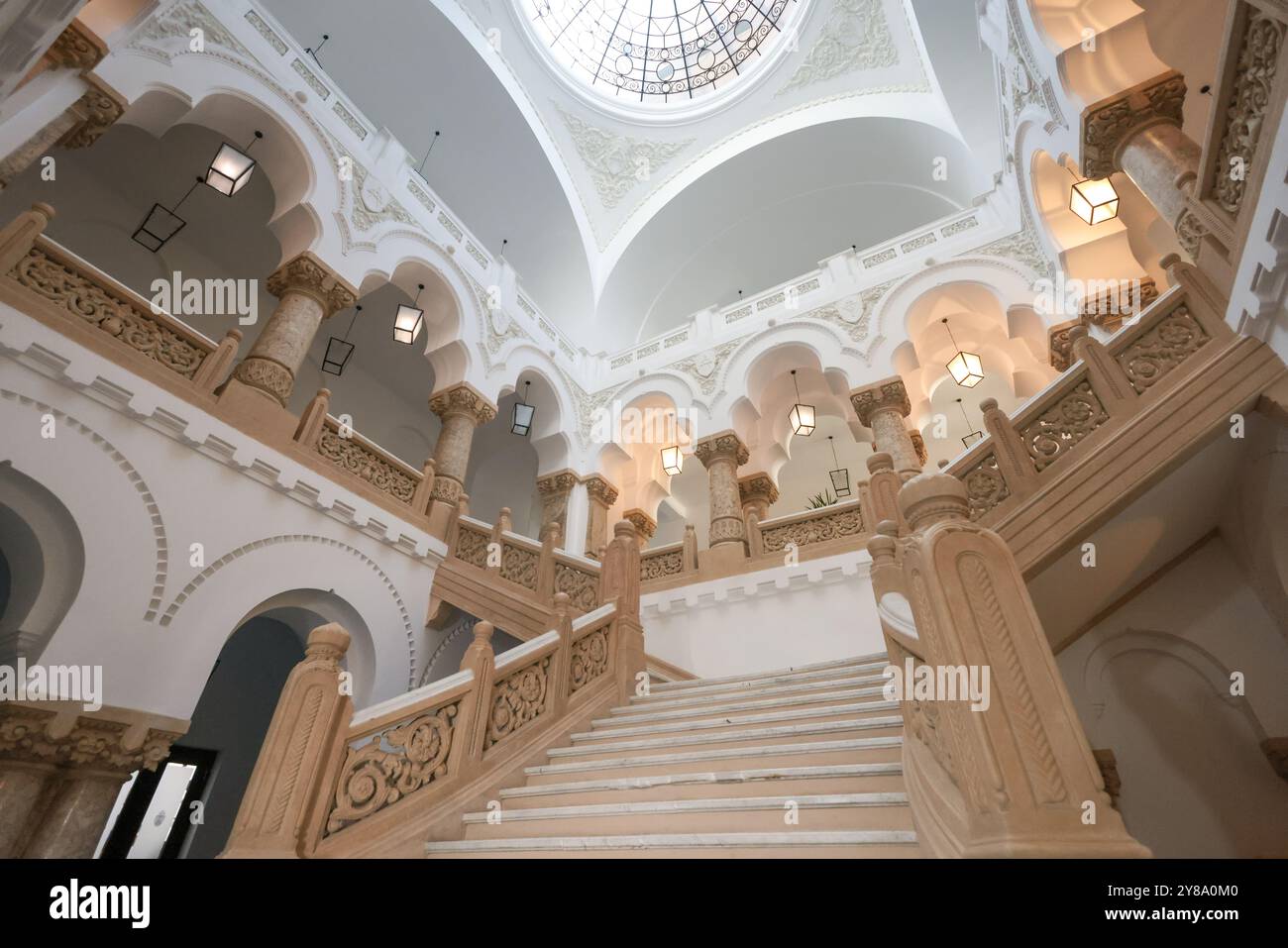 Bucarest, Romania - 3 ottobre 2024: Interno dell'edificio del municipio di Bucarest. Architettura revival rumena. Foto Stock