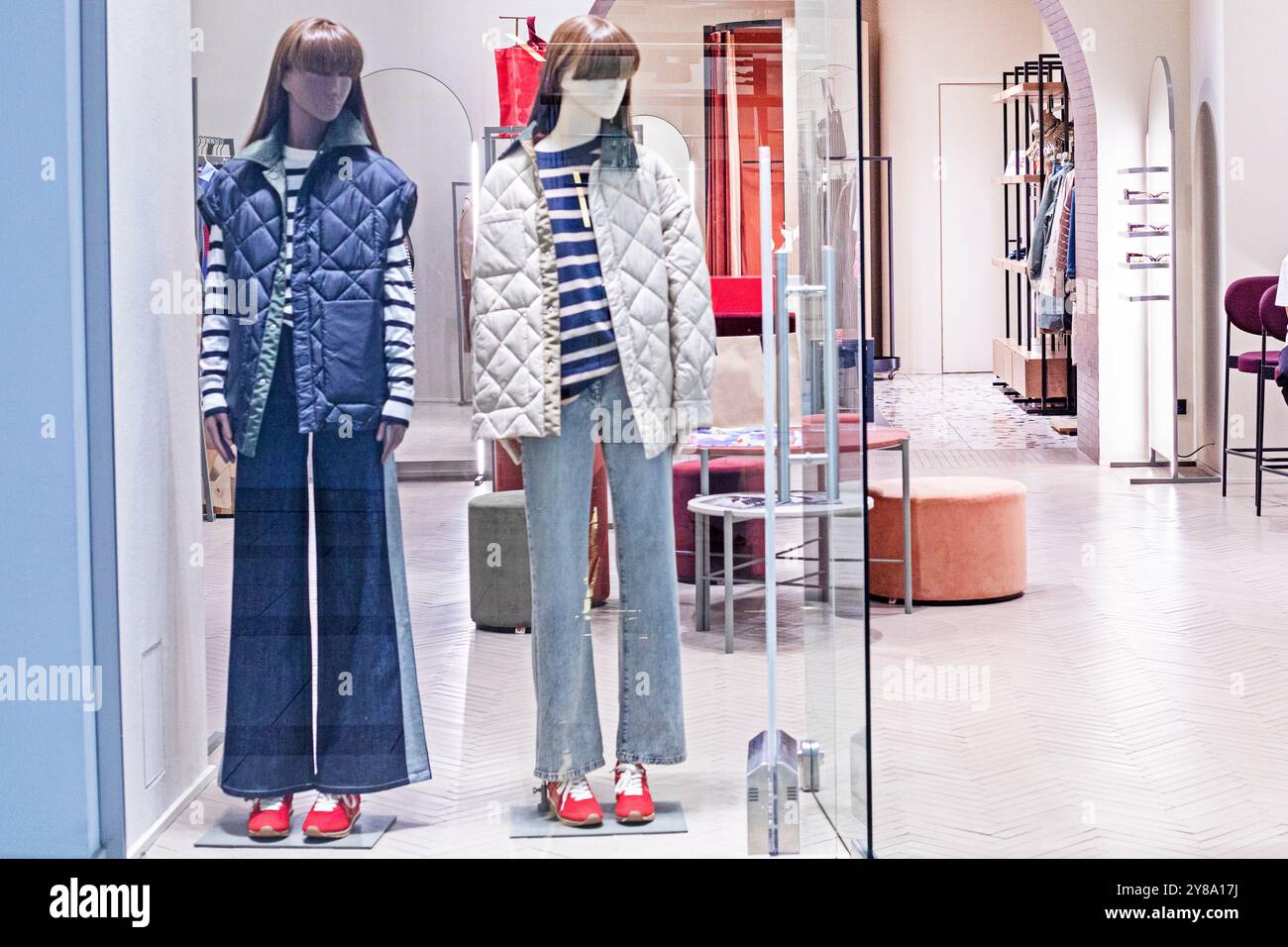 eleganti abiti da uomo e da donna moderni su manichini. Black Friday Foto Stock