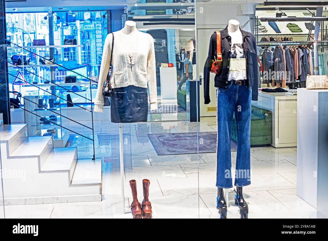 eleganti abiti da uomo e da donna moderni su manichini. Black Friday Foto Stock