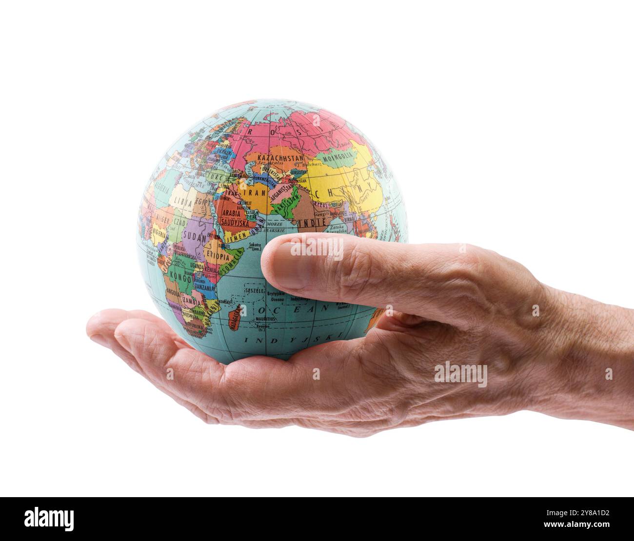 Pianeta Terra globo politico in mano anziana isolato sul bianco Foto Stock