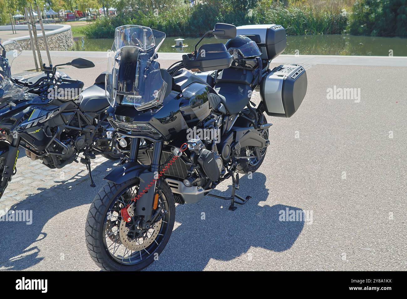 Potente motocicletta nera harley davidson 1250 giri max parcheggiata in una giornata di sole sul fiume Foto Stock