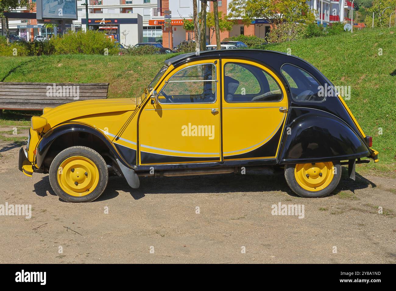 La classica auto citroen 2cv personalizzata con verniciatura gialla e nera è parcheggiata su una strada Foto Stock