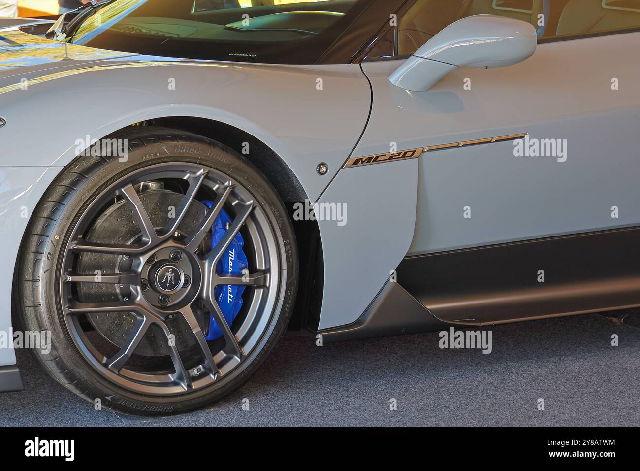 Primo piano di una maserati mc20 bianca con la sua imponente ruota e il disco del freno blu Foto Stock