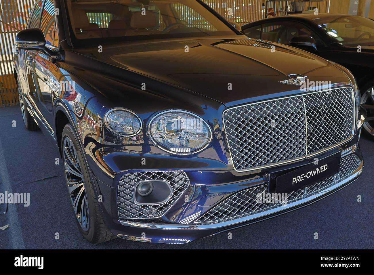 Il lussuoso bentley bentayga risplende in uno showroom della concessionaria, in attesa del suo nuovo proprietario Foto Stock