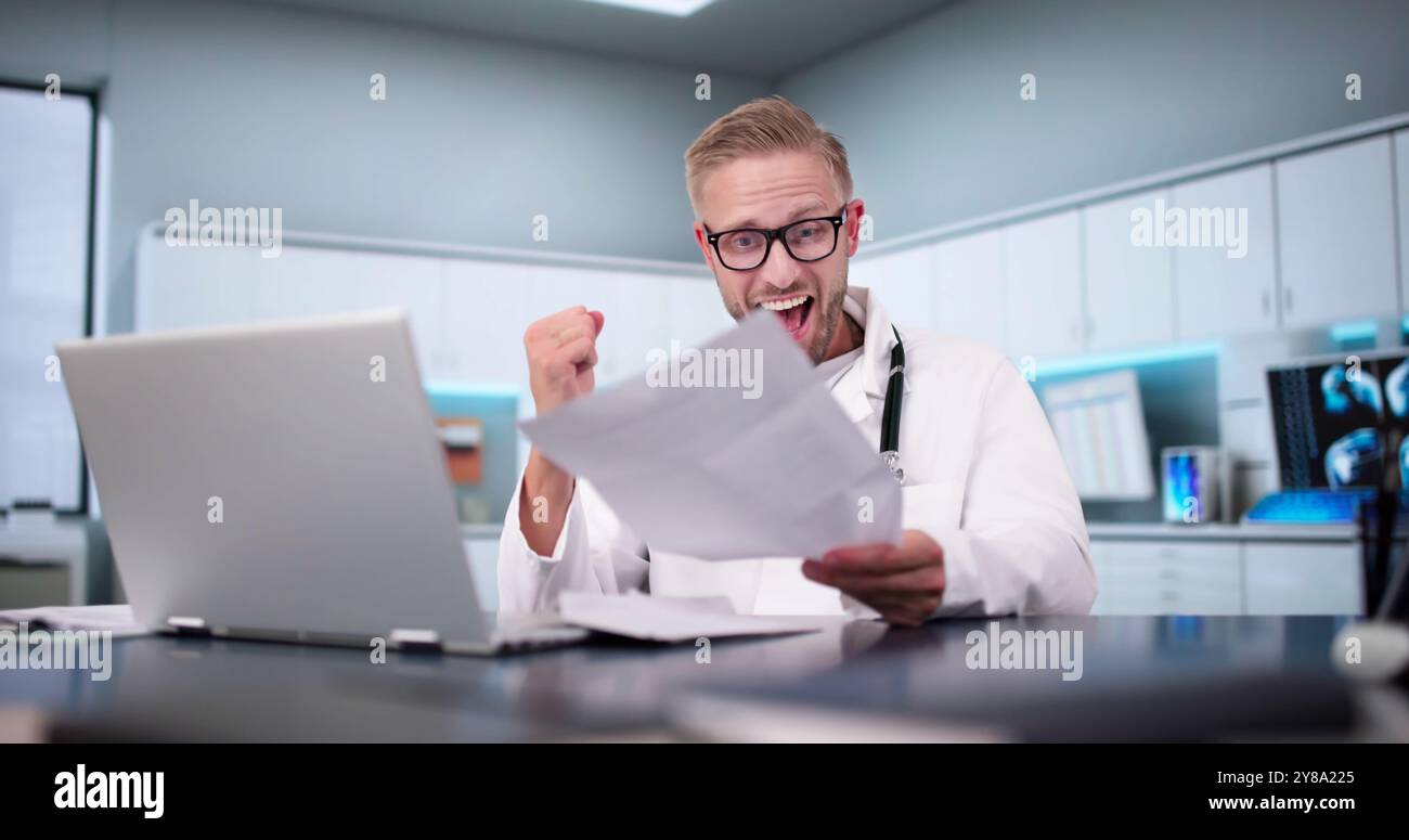Felice medico che legge la lettera di buona notizia con i risultati Foto Stock