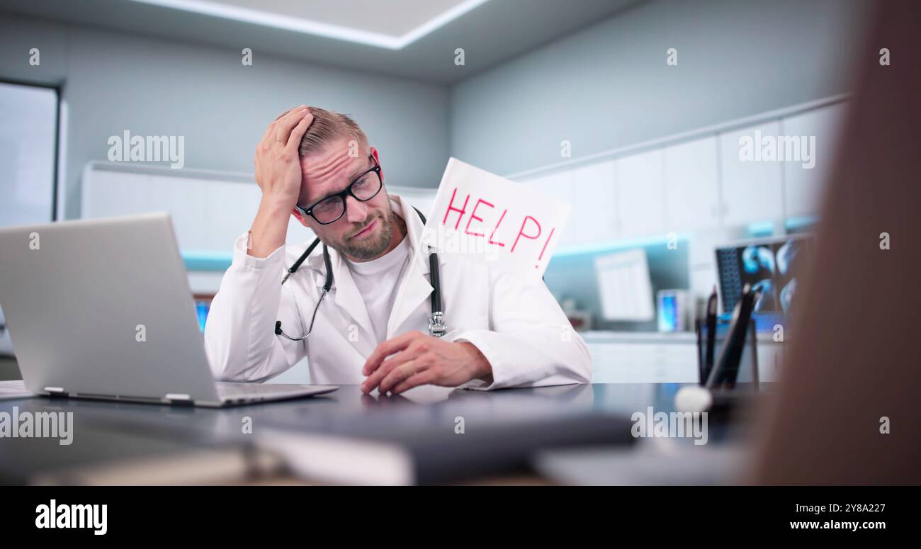 Medico SAD in ufficio con carico di lavoro e file cartacei che contengono l'indicatore aiuto Foto Stock