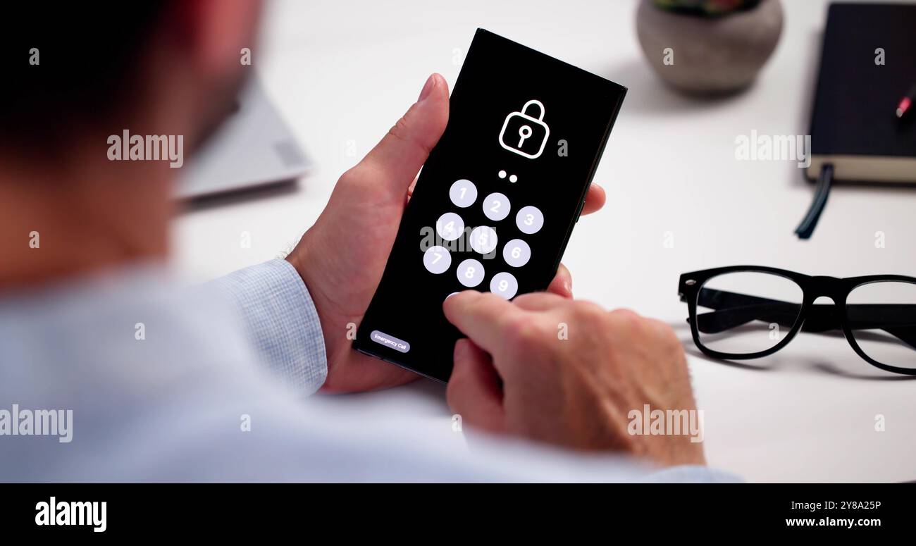 Password di sicurezza informatica sul telefono. Password bancaria e blocco privacy Foto Stock