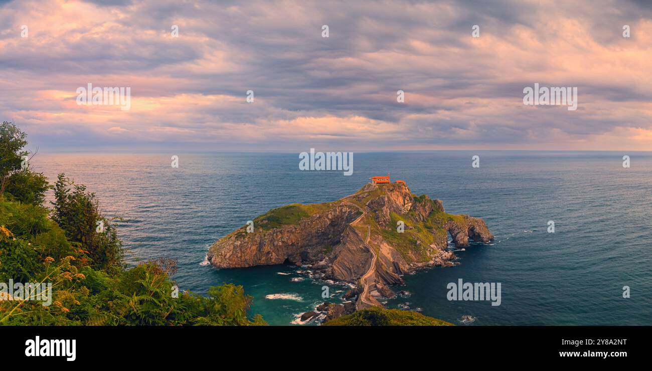Alba a San Juan de Gaztelugatxe, Paesi Baschi, Spagna. Foto Stock