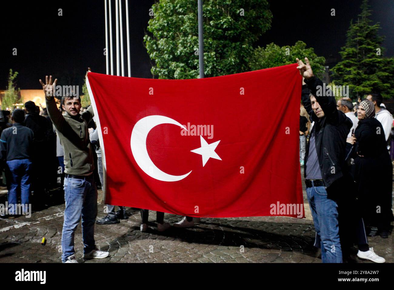 Gaziantep, Turkiye. 28 maggio 2023. I sostenitori del Partito giustizia e sviluppo (partito AK) festeggiano in strada a Gaziantep domenica sera, dopo il secondo turno di voti per le elezioni presidenziali. Recep Tayyip Erdoğan rimarrà presidente per un altro mandato dopo essersi assicurato la vittoria con il 52,1% dei voti sul suo rivale Kemal Kılıçdaroğlu Foto Stock