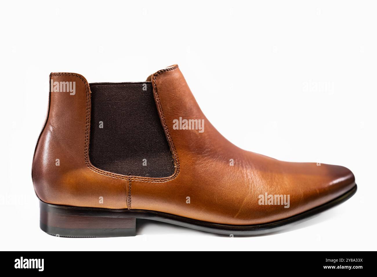 Stivali in vera pelle dallo stile classico. Stivali chelsea da uomo in pelle marrone con isolamento su sfondo bianco. Stivali da uomo alla moda in pelle. Foto Stock
