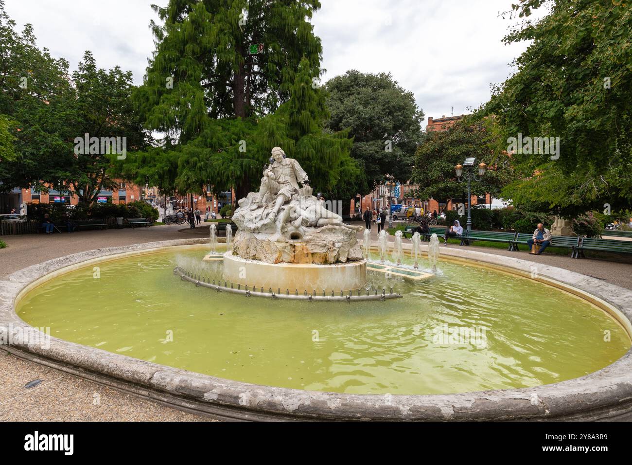 Il Jardin Pierre Goudouli è un delizioso punto verde nel centro della città, con una fontana in ricordo del poeta Pierre Goudouli morto nel 1649, un sma Foto Stock
