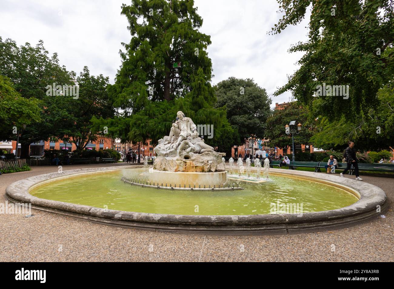 Il Jardin Pierre Goudouli è un delizioso punto verde nel centro della città, con una fontana in ricordo del poeta Pierre Goudouli morto nel 1649, un sma Foto Stock