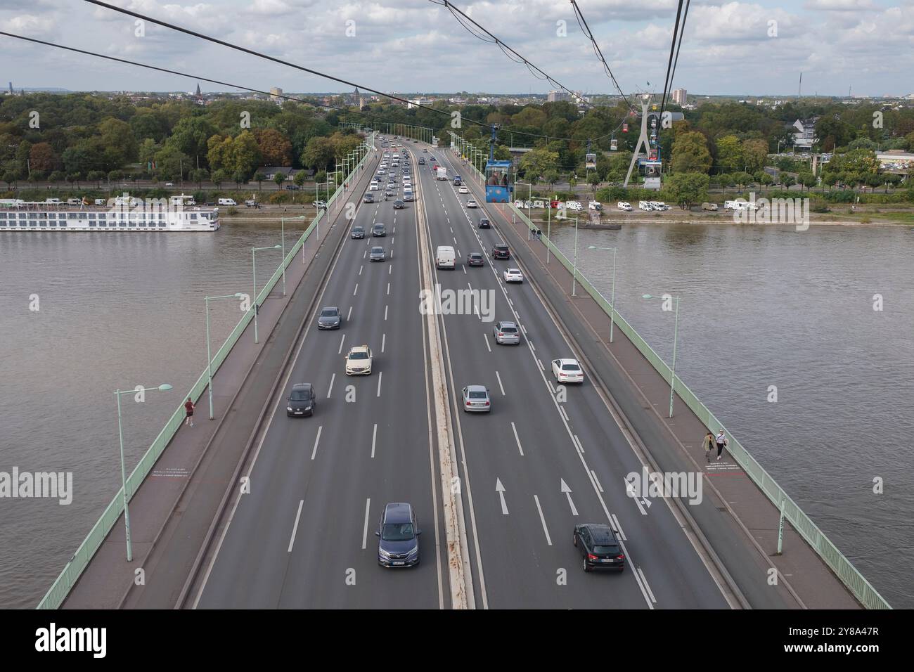 Vista del Reno e del Ponte dello Zoo dalla funivia di Colonia Foto Stock