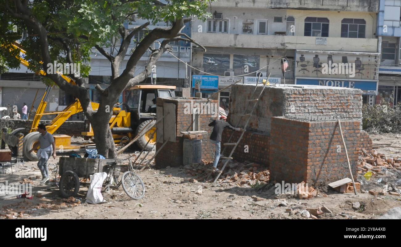 NUOVA DELHI, INDIA - 3 OTTOBRE: Lavoratore sta preparando una piattaforma a Eidgah dove la statua di Rani Laxmi Bai acquistata a Rani Jhansi Road a Jhandewalan, a nuova Delhi, giovedì 3 ottobre 2024. Il Waqf Board e la comunità musulmana locale si opposero al trasferimento della statua di Rani Lakshmibai a Shahi Idgah Park, rivendicando la proprietà della terra, scatenando tensioni legali e politiche. La Delhi Development Authority (DDA) ha deciso di spostare una statua di Rani Lakshmibai installata all'incrocio vicino al tempio Jhandewalan vicino a Shahi Idgah Park. La decisione fu presa perché l'incrocio doveva essere remo Foto Stock