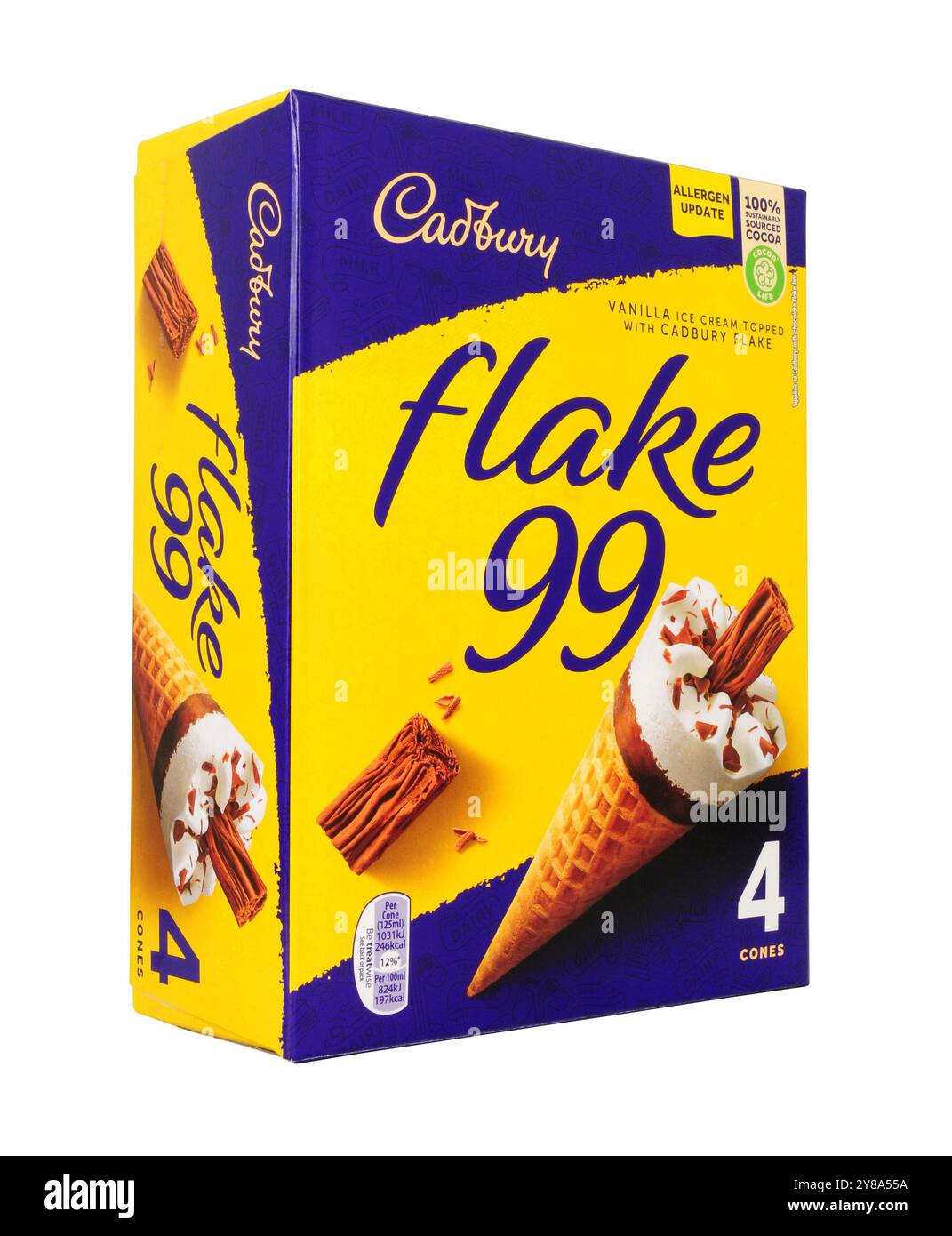 Coni di gelato alla vaniglia Cadbury 99 ricoperti da un fiocco di cioccolato Cadbury in una confezione contenente quattro coni da 125 ml Foto Stock