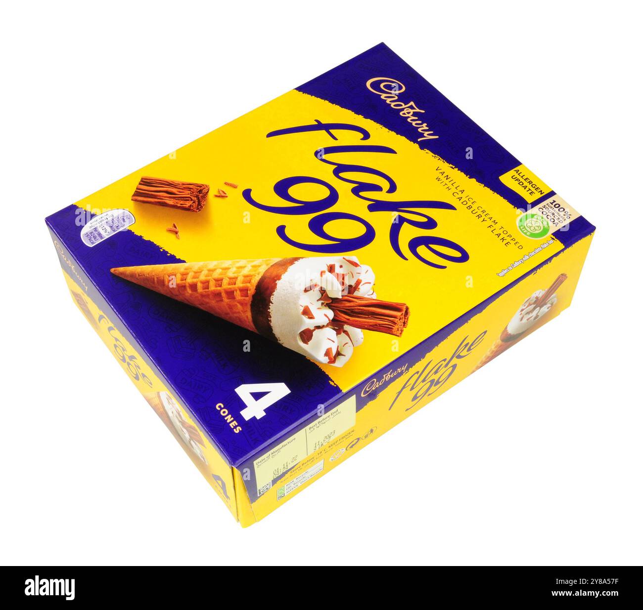 Coni di gelato alla vaniglia Cadbury 99 ricoperti da un fiocco di cioccolato Cadbury in una confezione contenente quattro coni da 125 ml Foto Stock