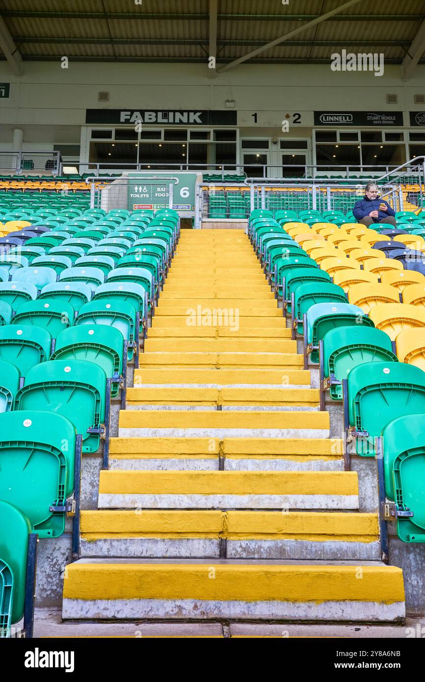 Posti a sedere gialli e verdi ai Franklins Gardens, sede della squadra di rugby professionistica inglese dei Northampton Saints. Foto Stock