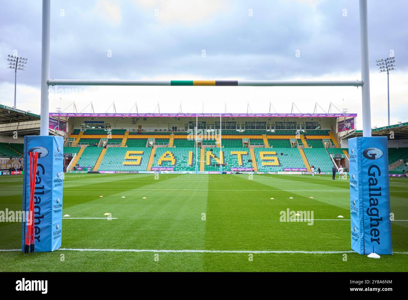 Campo, postazioni e stand ai Franklins Gardens, sede della squadra di rugby professionistica inglese dei Northampton Saints. Foto Stock