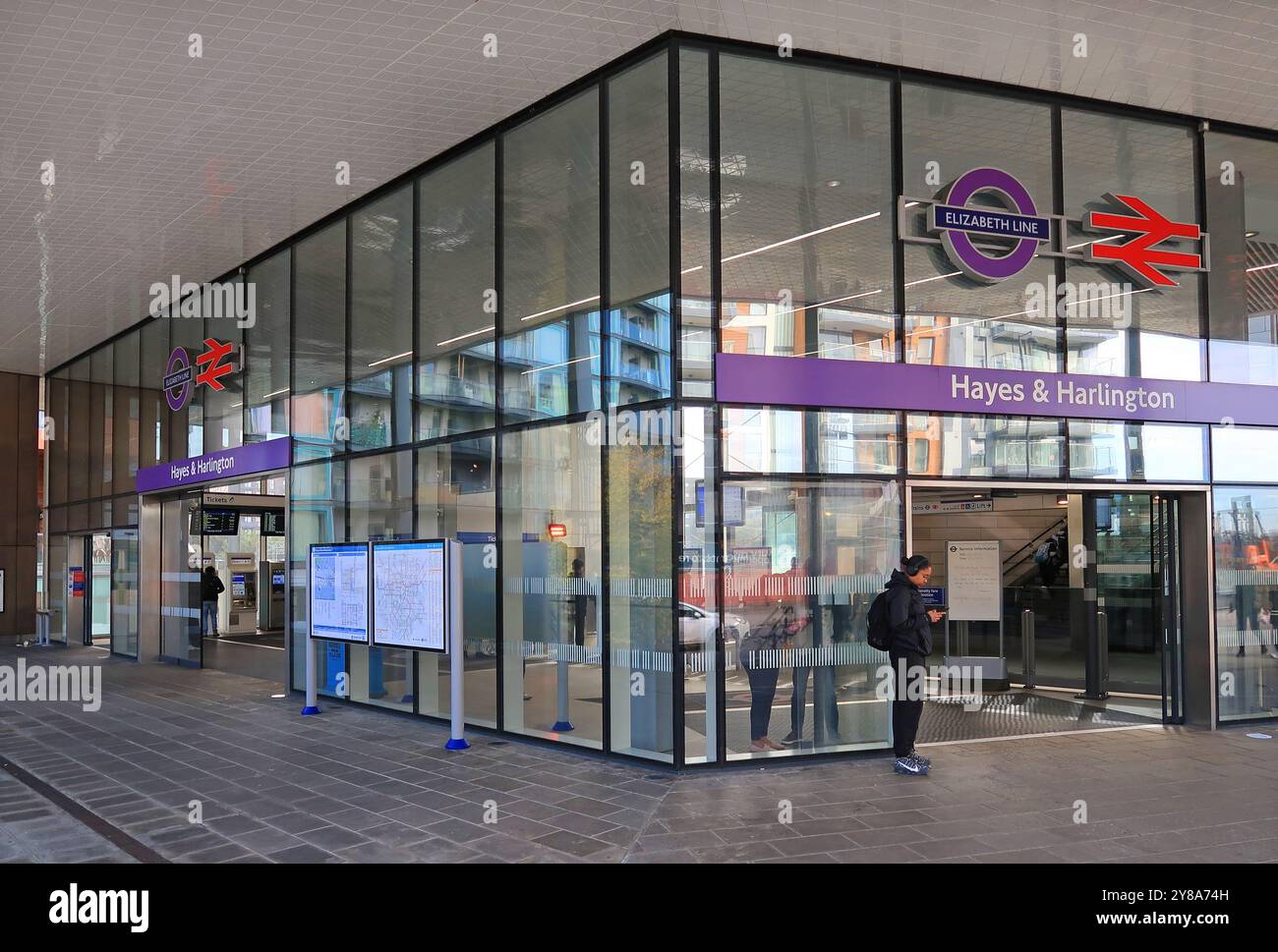 Ingresso alla nuova stazione Elizabeth Line di Hayes e Harlington a West London, Regno Unito. Ingresso alla biglietteria dello spettacolo su Station Road. Foto Stock