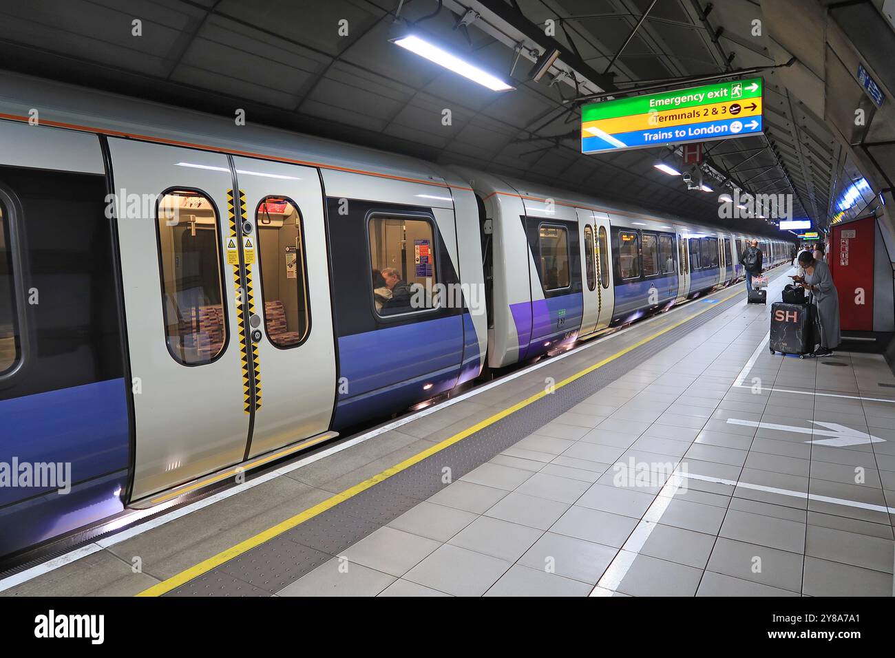 Londra, aeroporto di Heathrow. Un treno Elizabeth Line arriva ai terminal 1,2 e 3 della stazione di Heathrow. Foto Stock