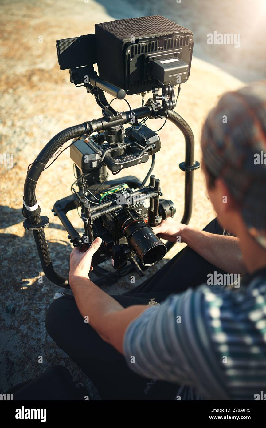 Fotografo, mani e videocamera per esterni per produzione cinematografica, videografia e documentario sulla natura. Cameraman, registrazione e preparazione di apparecchiature per Foto Stock