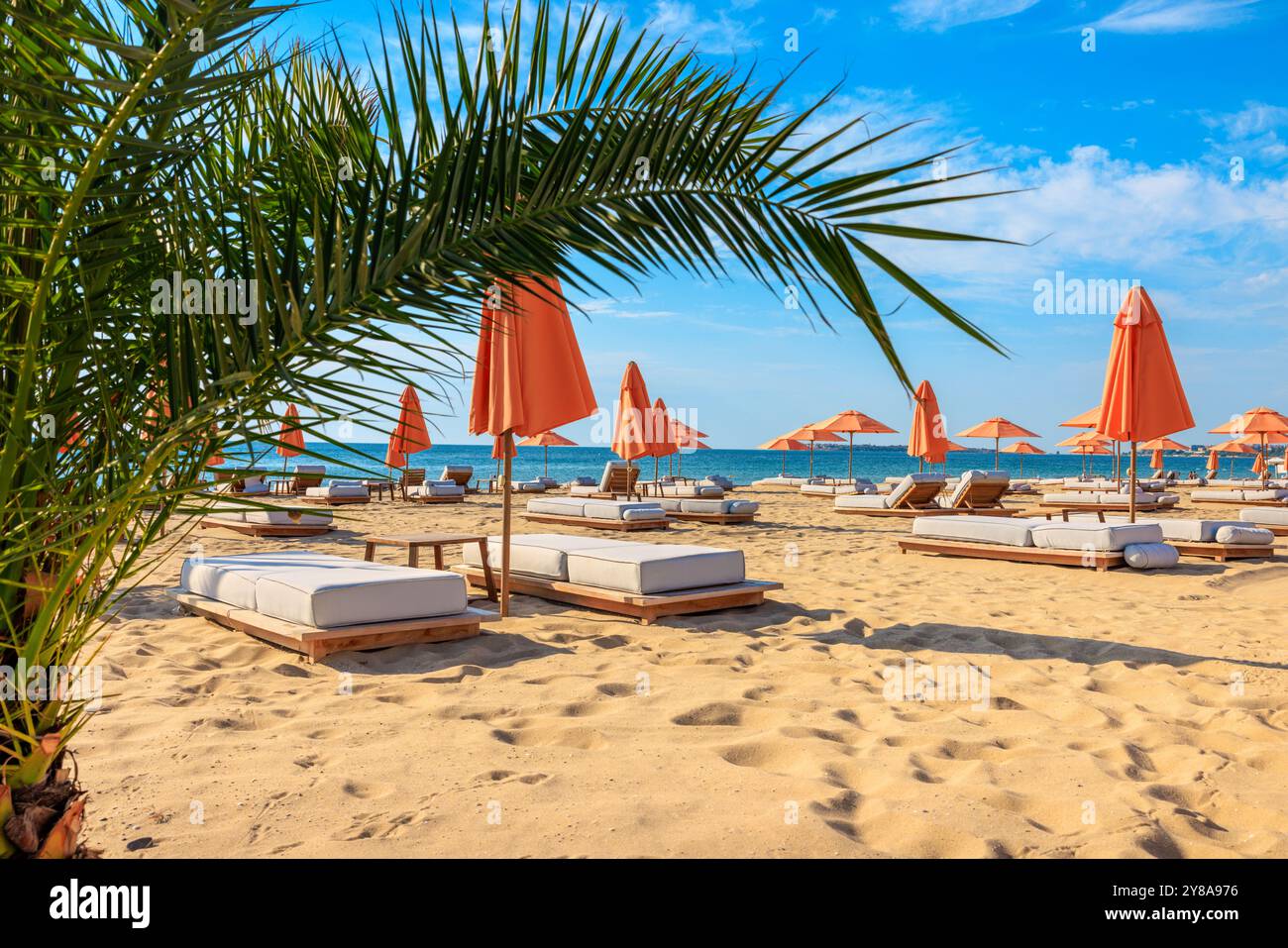 Sdraio da spiaggia con ombrelloni al mattino. Spiaggia soleggiata. Bulgaria Foto Stock