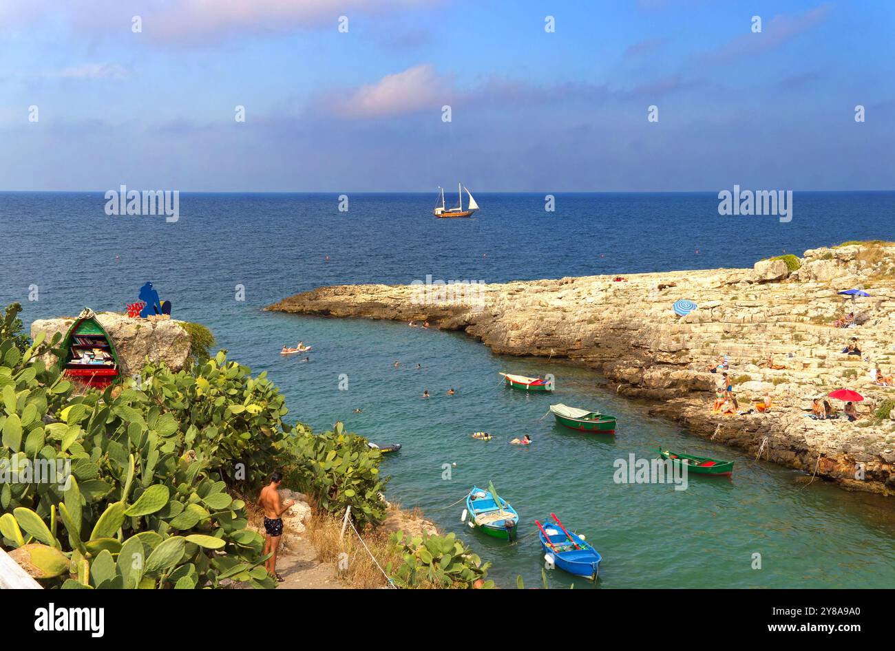 Vista sulla spiaggia di Cala Port'alga, una delle più belle di Polignano a Mare Foto Stock