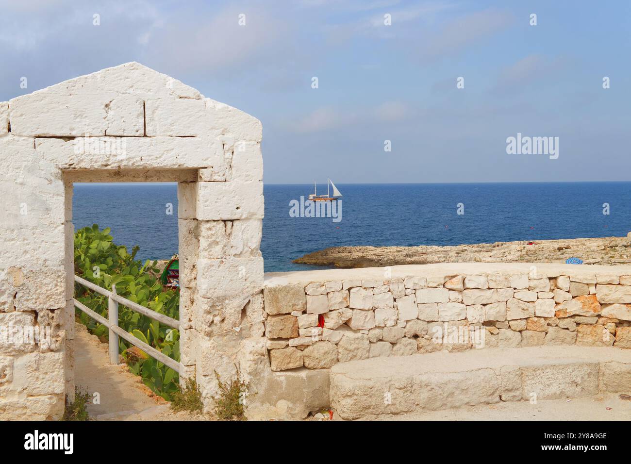 Questa porta si apre sul sentiero che conduce ad una delle spiagge più belle di Polignano a Mare, chiamata Cala Port'alga Foto Stock