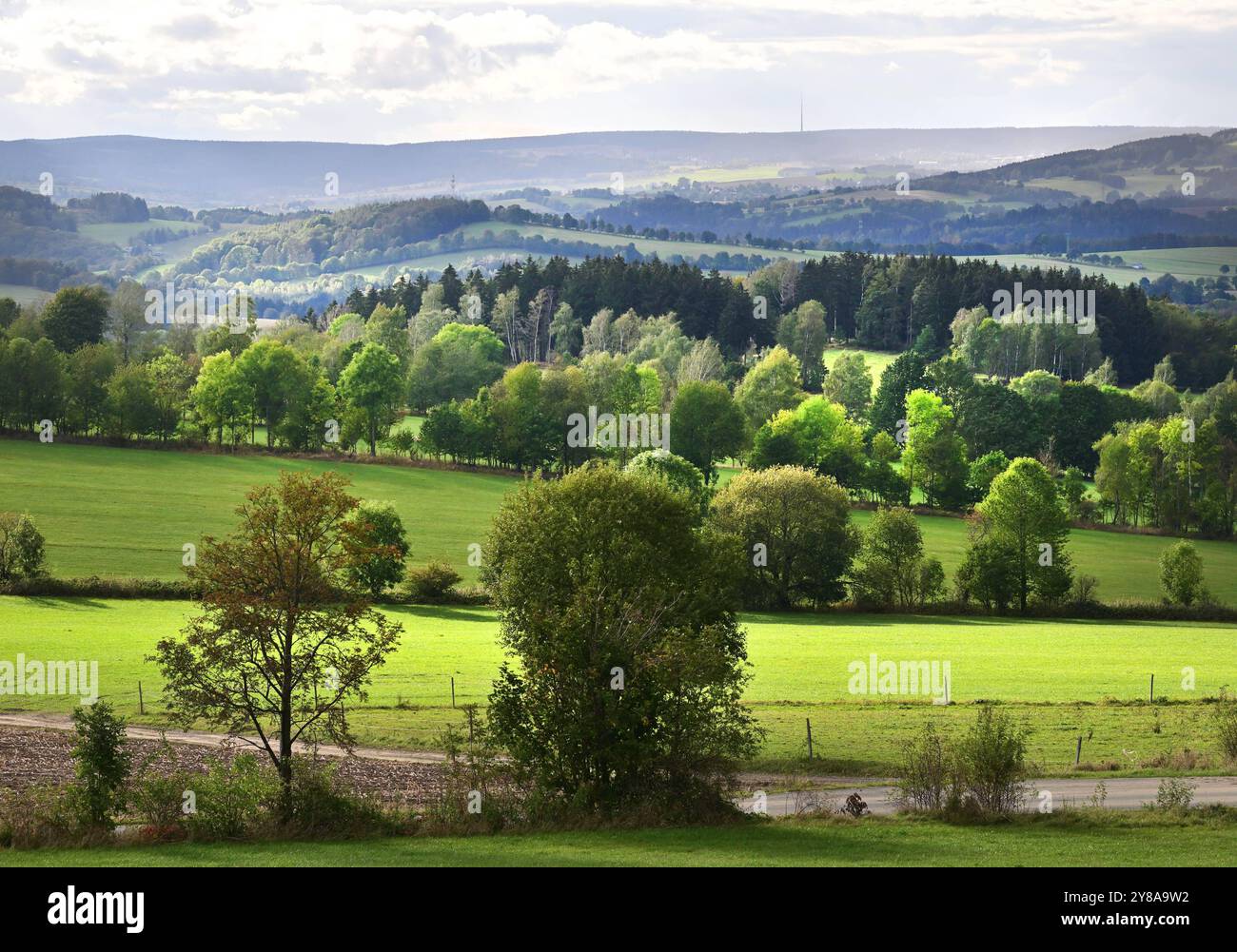 Blick übers Erzgebirge Großrückerswalde bei Marienberg / Blick über das mittlere Erzgebirge mit Seiner hügeligen Landschaft. Tiefe Täler und Höhen mit Aussichtspunkten über die weite Landschaft. BEI guter Sicht kann man die markanten Erhebungen wie den Pöhlberg bei Annaberg und den 1214 Meter hohen Fichtelberg an der Grenze zu Tschechien bei Oberwiesenthal erkennen. Großrückerswalde Sachsen Deutschland *** Vista sui Monti ore Großrückerswalde vicino a Marienberg Vista sui Monti ore centrali con il suo paesaggio collinare profonde valli e alture con punti panoramici sull'ampio paesaggio Foto Stock