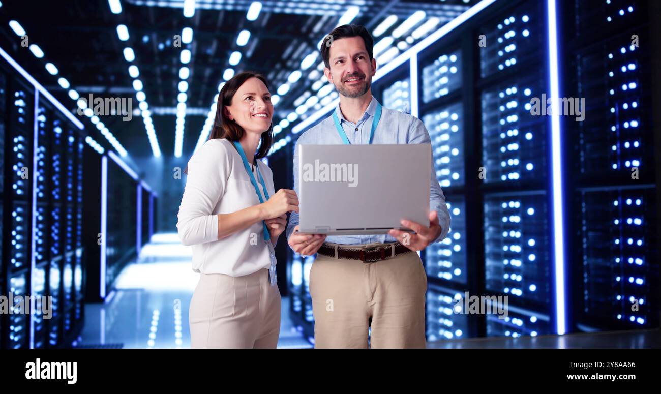 Sala server nel data center. Cloud computer Engineer che configurano la tecnologia di intelligenza artificiale Foto Stock