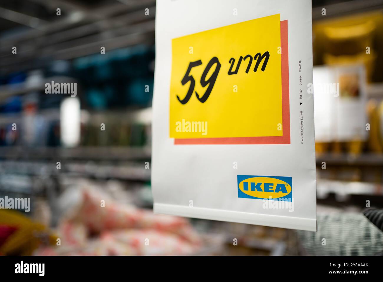Bangkok, Thailandia - 21 settembre 2024: Un cartello prezzi nel negozio Ikea. Foto Stock