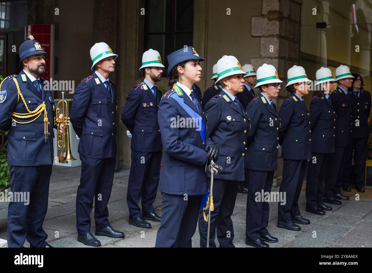 Milano, Italia. 4 ottobre 2024. Per anniversario della fondazione polizia locale cerimonia deposizione delle corone presso il comando centrale - Cronaca - Milano, Italia - Venerd&#xec;, 04 ottobre 2024 (foto Marco Cremonesi/LaPresse) per l'anniversario della fondazione della polizia locale, cerimonia di posa delle ghirlande presso il comando centrale - News - Milano, Italia - venerdì 04 ottobre 2024 (foto Marco Cremonesi/LaPresse) credito: LaPresse/Alamy Live News Foto Stock